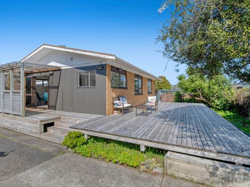 2/9 Thorburn Avenue, Red Beach