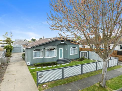 911 Churchill Street, Akina