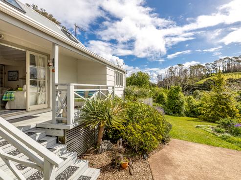 4 Waiata Road, Onetangi