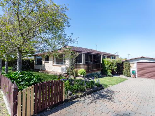 11 Parklane Place, Weston