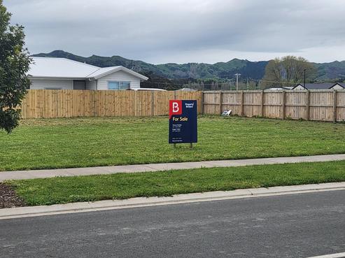 27 Allan Avenue, Lytton West