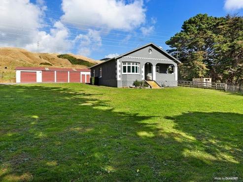 410 Takapu Road, Tawa