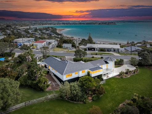 1/4 Roberts Road, Matakatia