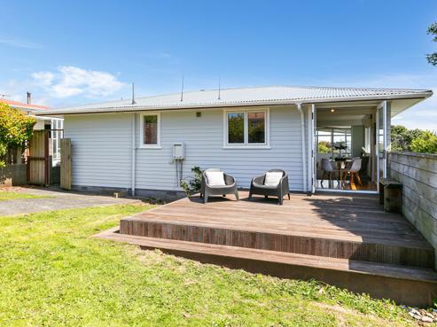 6 Brooker Grove, Newlands