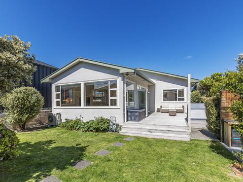 98 Apu Crescent, Lyall Bay