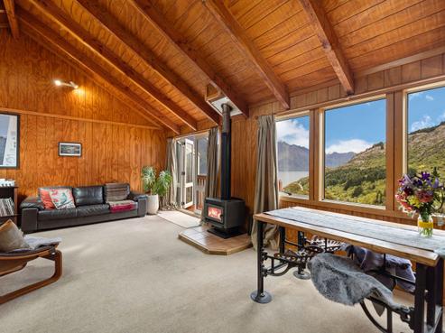 32B Mackinnon Terrace, Fernhill/Sunshine Bay