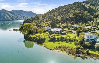 1735 Queen Charlotte Drive, Picton