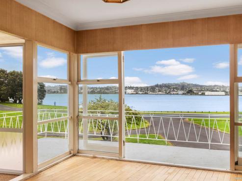 18 Kiwi Esplanade, Mangere Bridge