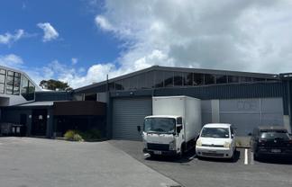 Premium 727m2 Bulk Showroom in Affluent Area