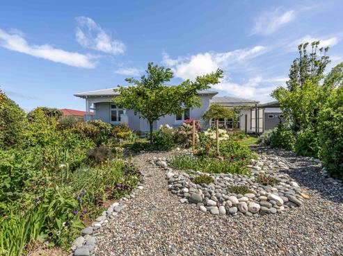 27 Lothian Crescent, Strathern