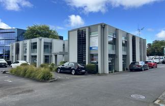 Well-designed, central office with parking