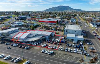 High quality showroom, workshop, offices & yard