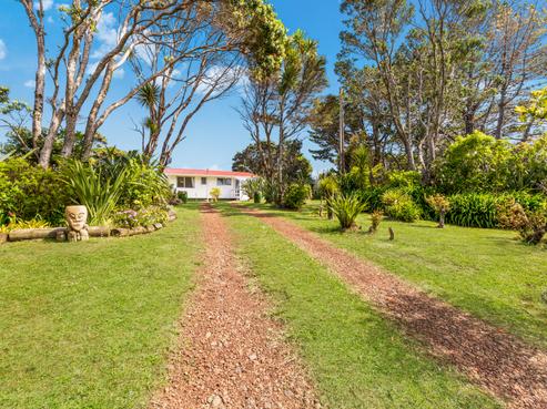 13 Te Ahuahu Road, Piha