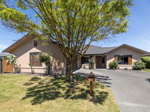 4 Delta Mews Place, Clive