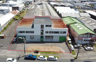 VERSATILE WAREHOUSE/SHOWROOM ON PORTAGE ROAD

