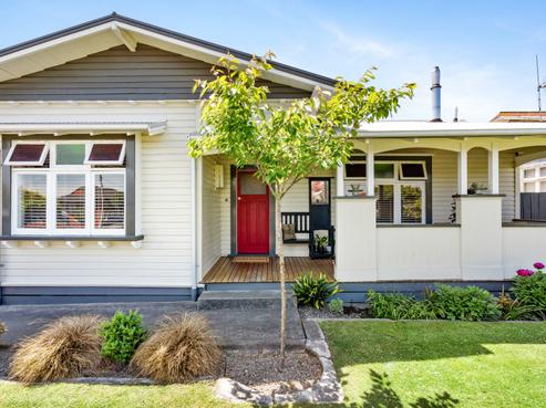 910 Dufferin Street, Akina
