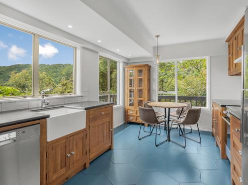 2/55 Waitohu Road, York Bay