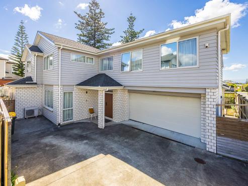 45 Bordeaux Parade, Te Atatu South