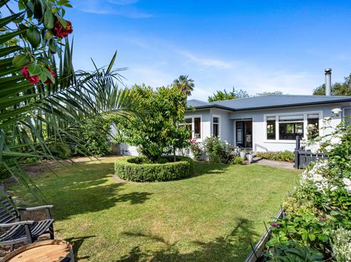 911 Avenue Road East, Parkvale
