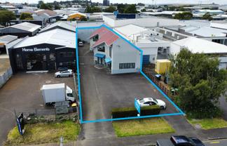 Standalone Office/Showroom in Penrose