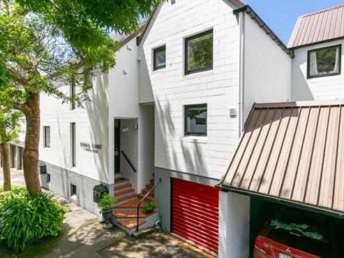 2/11 Pitarua Street, Thorndon