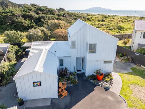 12 Scott Avenue, Otaki Beach