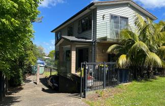 18 Stottholm Road, Titirangi