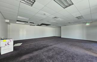 Modern Office with Excellent Amenities – Sublease Opportunity