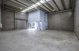 Modern 244m2 Warehouse in Prime Industrial Park