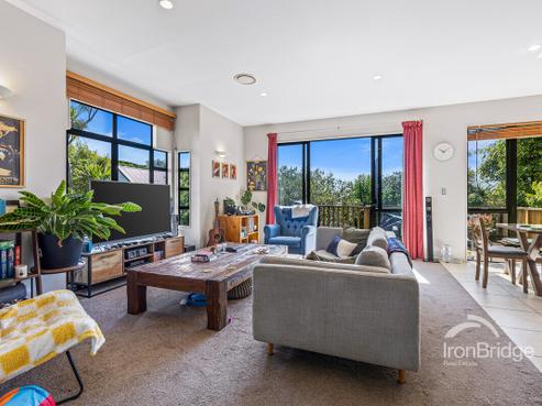 2/667 East Coast Road, Browns Bay
