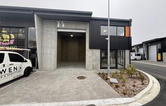 Commercial unit with workshop space and mezzanine