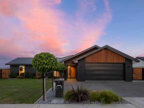 11 Kittyhawk Road, Burleigh