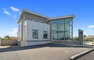 Prominent corner position 