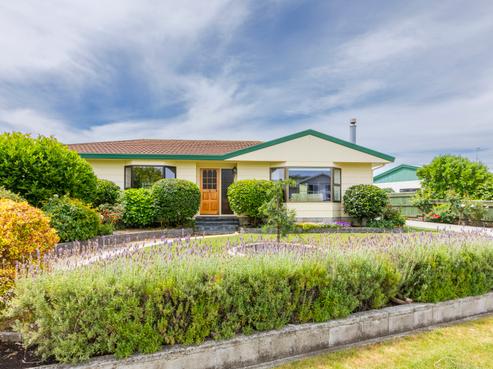9 Deakin Place, Clive