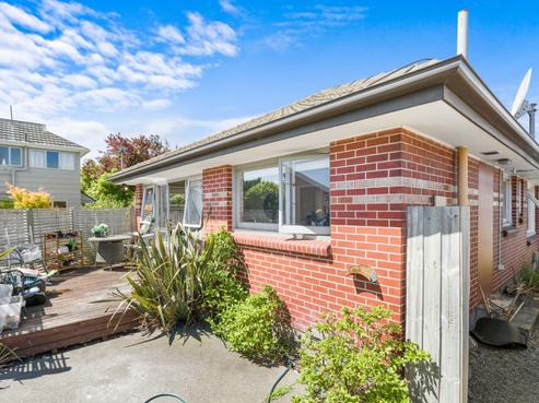 2/27 Hills Road, Edgeware