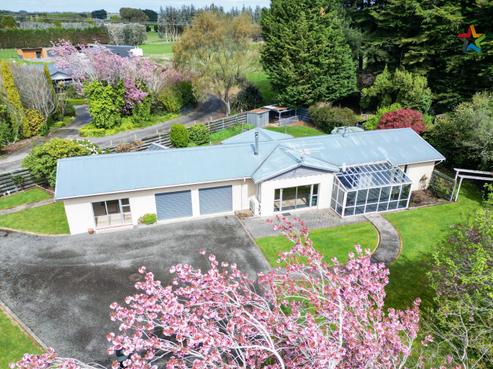 551 Mill Road North, Roslyn Bush