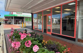 High profile main highway retail space!