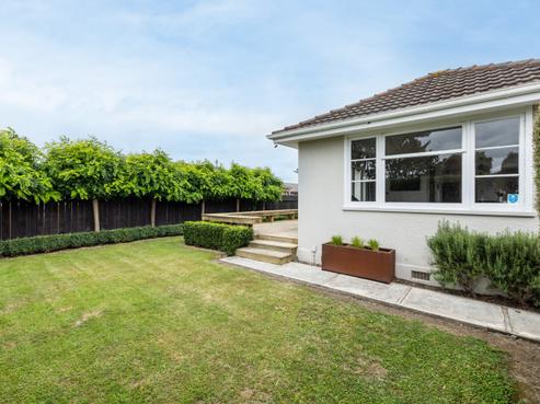 909 Churchill Street, Akina