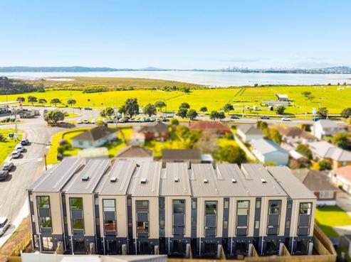 8/4 Toru Street, Te Atatu Peninsula