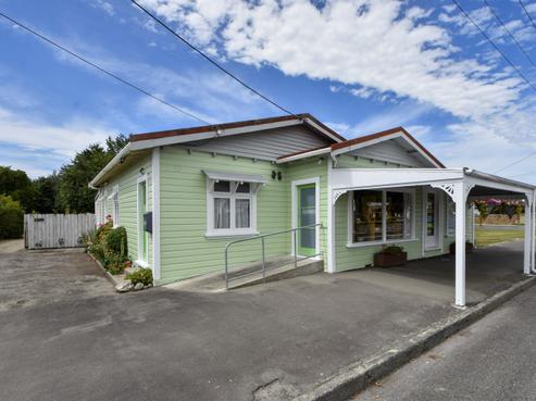 201 High Street South, Carterton