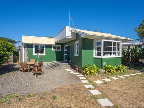 6 Rangiuru Road, Otaki Beach