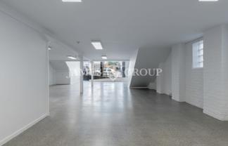 HIGH-STUD OFFICE WITH PRIME EXPOSURE