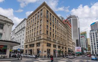 PENTHOUSE-STYLE OFFICE WITH BALCONY
