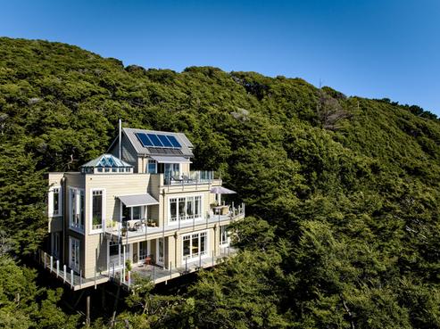 18 Huia Road, Days Bay