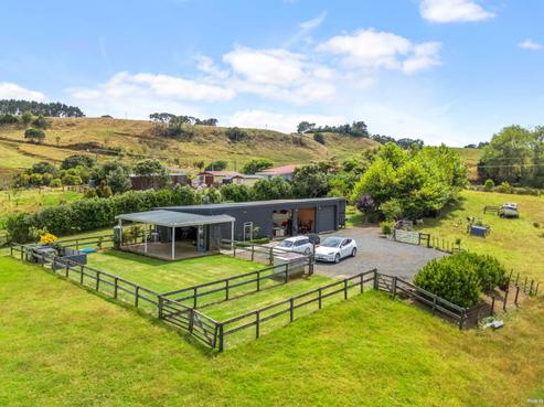 56 Cemetery Road, Pollok