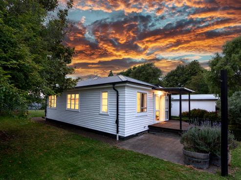 16 School Road, Woodend