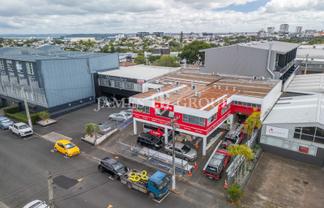 HIGH-STUD WITH PARKING IN MOUNT EDEN