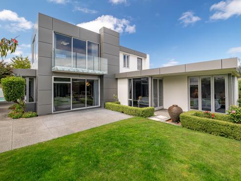 10 Hatton Court, Northwood