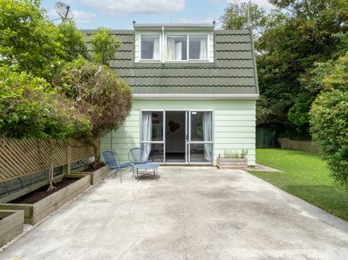 8/2 Burdendale Grove, Churton Park