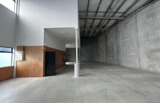 High-stud 320sqm warehouse with mezzanine 